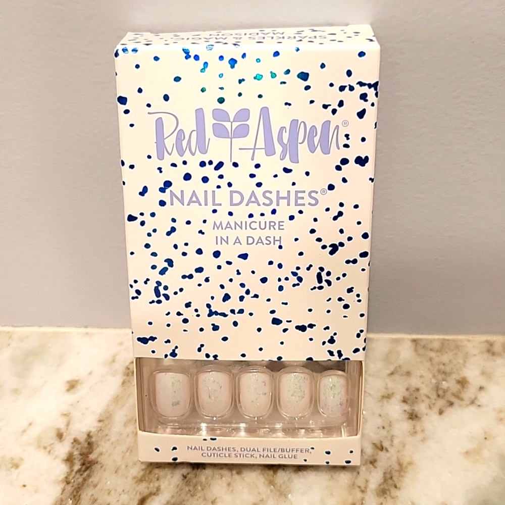 Red Aspen nails dashes